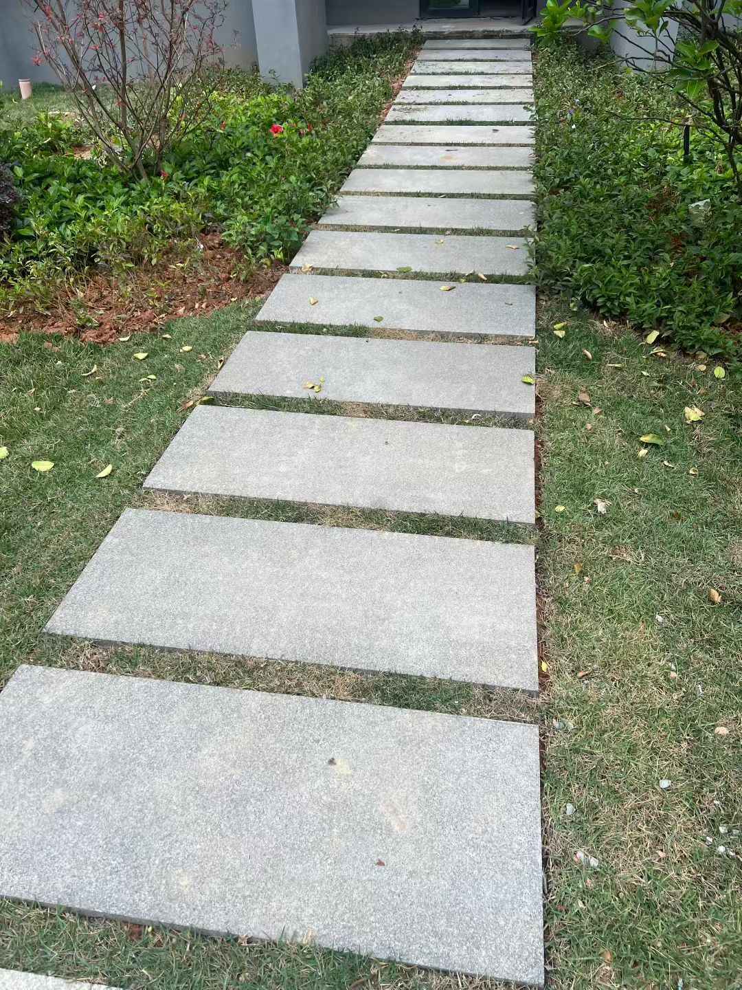 本溪 芝麻黑小区踏步、汀步石铺装效果